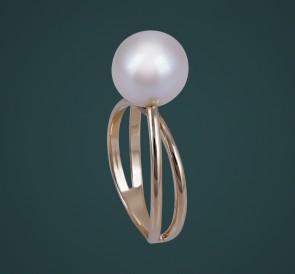 Кольцо с жемчугом к-140665жб: белый пресноводный жемчуг, золото 585°