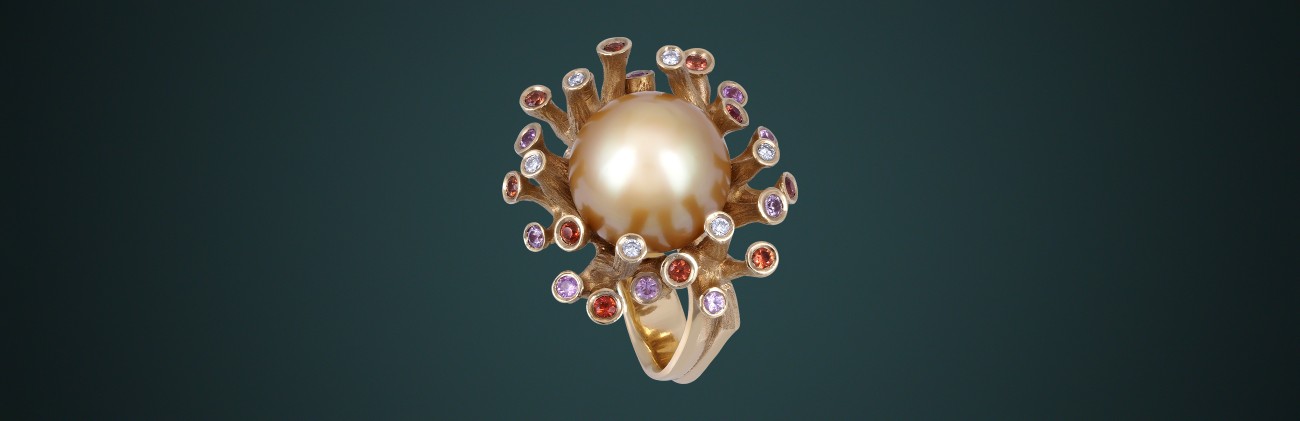 Кольцо из коллекции MAYSAKU: жемчуг Южных морей, золото 585˚, 6 бриллиантов (Кр-57, 0,09 ct, 3/5А; 20 Сап., 0,42Ct), государственное пробирное клеймо. Вес изделия 18,18 г. 2143