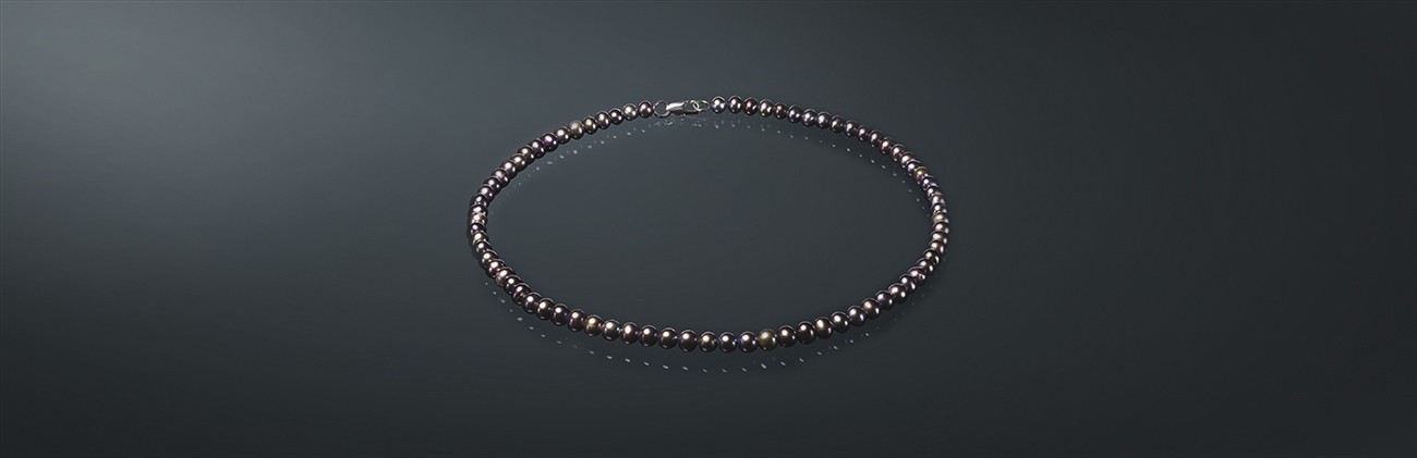 Ожерелье из черного пресноводного жемчуга, с замком из ювелирного сплава. ч065в40б